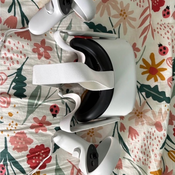 Meta VR Headset with Controllers - White - Picture 1 of 4